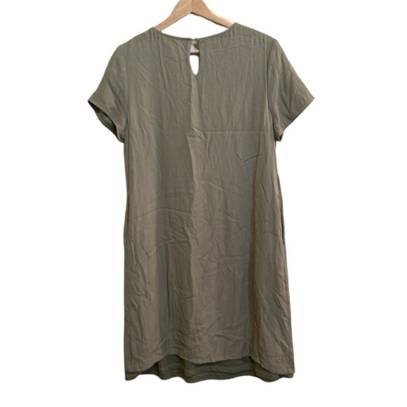 Effortless Elegance: Hidden Alley‎ Medium Dress - Picture 4 of 10